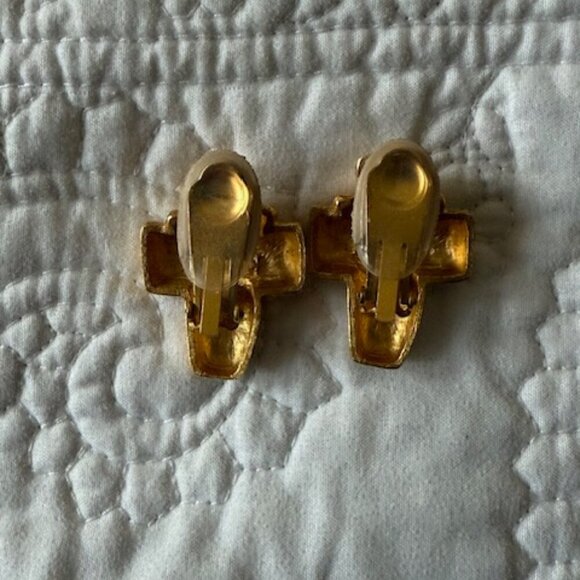 ESSEX Signed clip on earrings - Picture 2 of 4